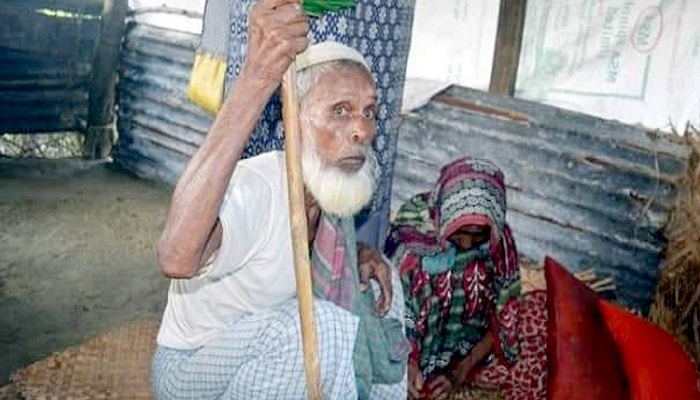 ৫ সন্তান থেকেও গোয়ালঘরে বাবা-মা