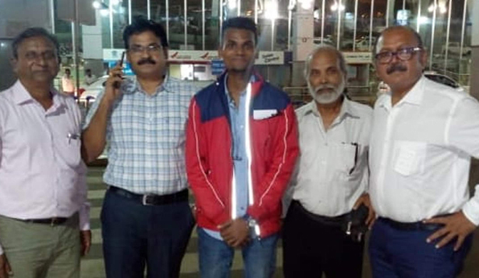 চাঁদা তুলে ওয়েটারের ছেলেকে বিদেশে পড়তে পাঠালেন এলাকাবাসী