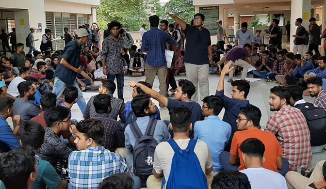 ভবনে তালা ঝুলিয়ে আন্দোলনে আহসানউল্লাহর শিক্ষার্থীরা