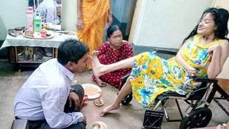 পা দিয়ে ভাইফোঁটা, প্রতিবন্ধকতা হার মানল বোনের ভালোবাসার কাছে