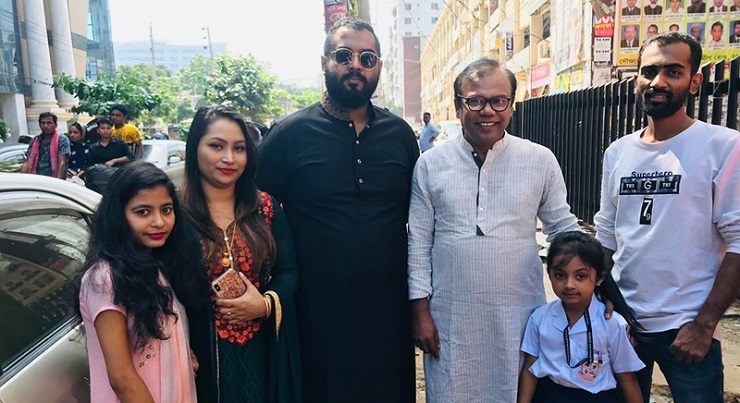 ফুটপাতে মোটরসাইকেল ঠেকাতে বাবু