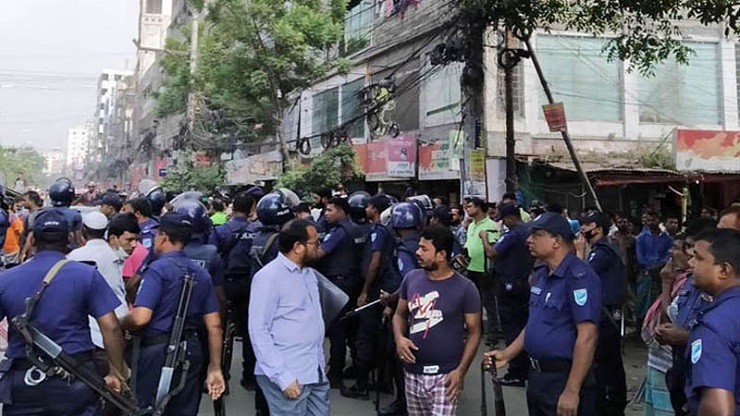 নারায়ণগঞ্জে ব্যবসায়ীদের সড়ক অবরোধ