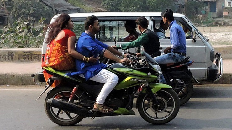 নতুন আইনে হেলমেট ব্যবহার না করলে ১০ হাজার টাকা জরিমানা