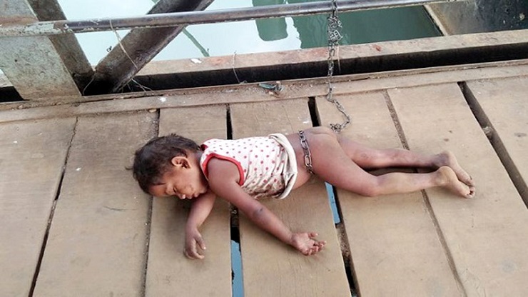 সন্তানকে শেকলে বেঁধে রেখে কাজে চলে যান মা
