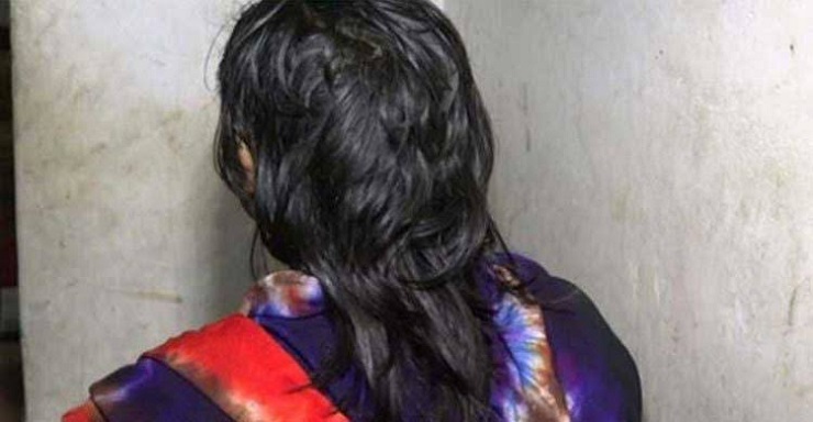 কুপ্রস্তাব দেয়ায় জুতাপেটা, গৃহবধূকে পেটাল যুবক