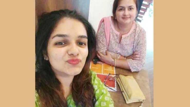 মায়ের জন্য ‘হ্যান্ডসাম’ পাত্র খুঁজতে টুইটারে মেয়ের বিজ্ঞাপন!