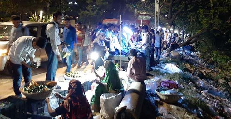 ফুটপাতে দোকান, সড়কে গাড়ি, বিপাকে পথচারী