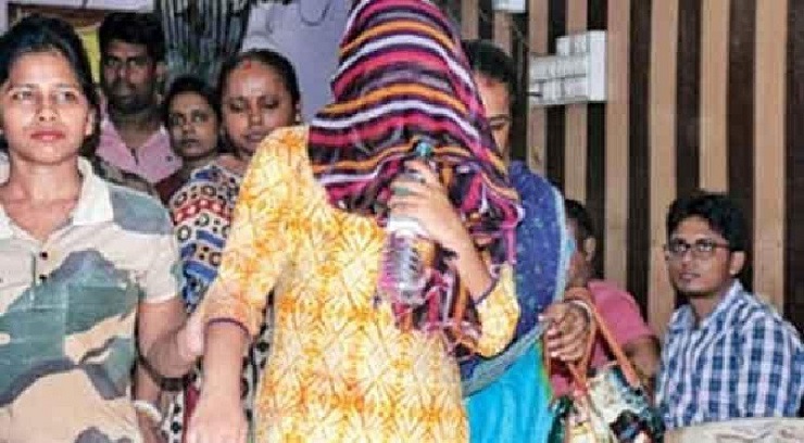 বিয়ের দাবিতে পরকীয়া প্রেমিকের বাড়ীতে অনশন