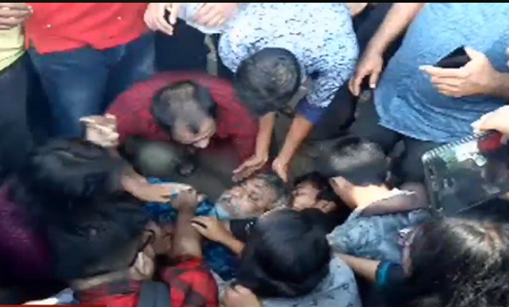 জাবি ভিসিকে অবরোধকারীদের ওপর হামলা, শিক্ষক-শিক্ষার্থী আহত