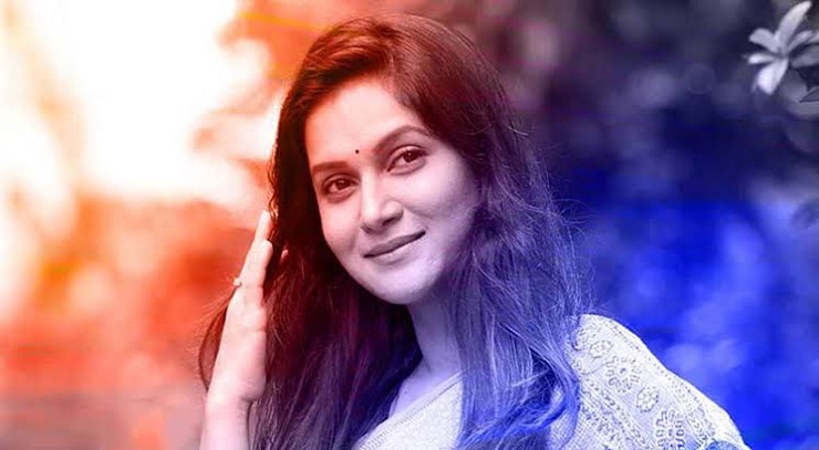 আয়নায় আগে নিজের মুখ দেখতে বলেছেন মিথিলা