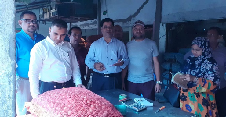 পেঁয়াজের বাজারে ঝটিকা অভিযান