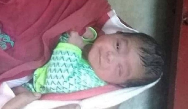 ব্যাগের ভেতর ফুটফুটে নবজাতক