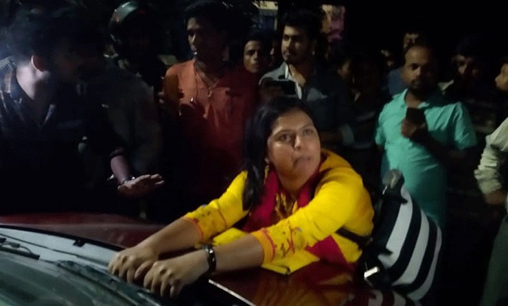 সহকর্মীদের দ্বারা মানসিক পীড়ন, রাজপথে অধ্যাপিকার তাণ্ডব