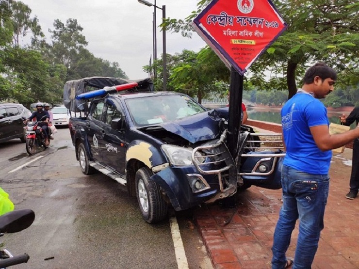 চাদ্রিমা উদ্যানের সামনে সড়ক দুর্ঘটনা, পুলিশসহ আহত ৩
