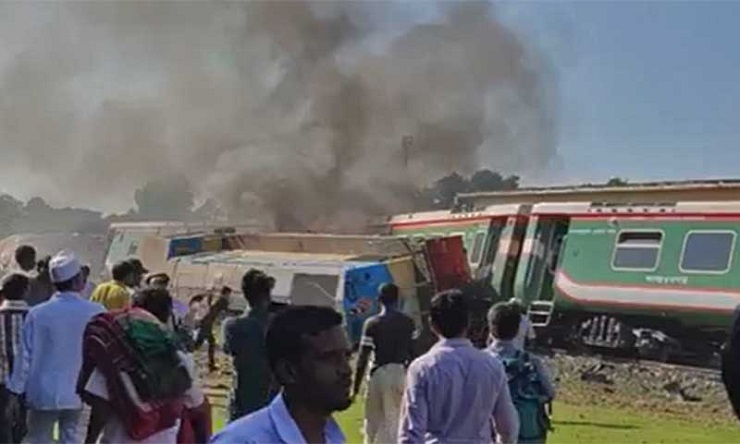 ট্রেন লাইনচ্যুত হয়ে বগিতে আগুন, যোগাযোগ বন্ধ (ভিডিও)