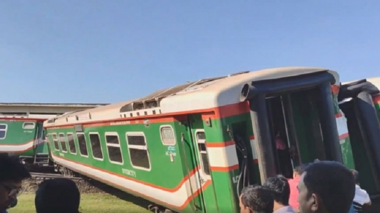 দুই ঘণ্টার চেষ্টায় রংপুর এক্সপ্রেসের আগুন নিয়ন্ত্রণে