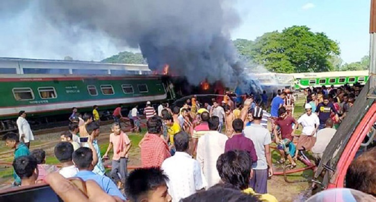 সিগন্যালের ভুলে রংপুর এক্সপ্রেসে আগুন