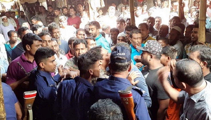 পেঁয়াজের আড়তে অবরুদ্ধ ম্যাজিস্ট্রেট-সাংবাদিক