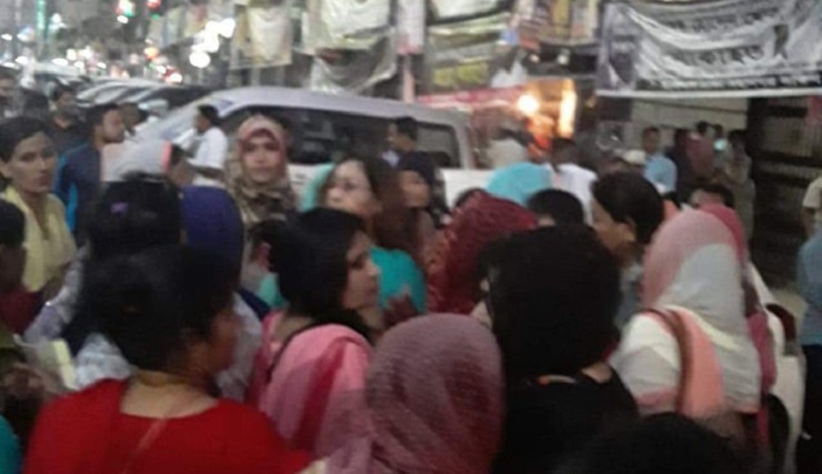 নয়াপল্টনে মহিলা দলের দুই গ্রুপে চুল টানাটানি