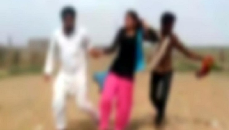 প্রকাশ্যে স্কুলছাত্রীর উপর হামলে পড়লো ছাত্রলীগ নেতা