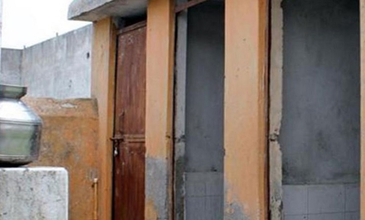 এক হাজার শিক্ষার্থীর শৌচাগার একটি, স্কুলে যাওয়া বন্ধ করল ছাত্রীরা