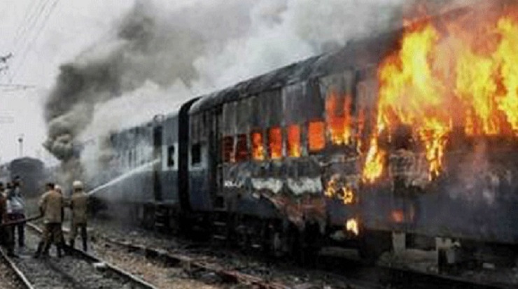 কামাখ্যা এক্সপ্রেসে ভয়াবহ আগুন