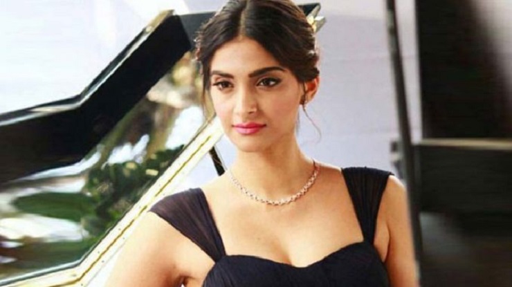 অন্ধ হচ্ছেন বলিউড নায়িকা সোনম কাপুর