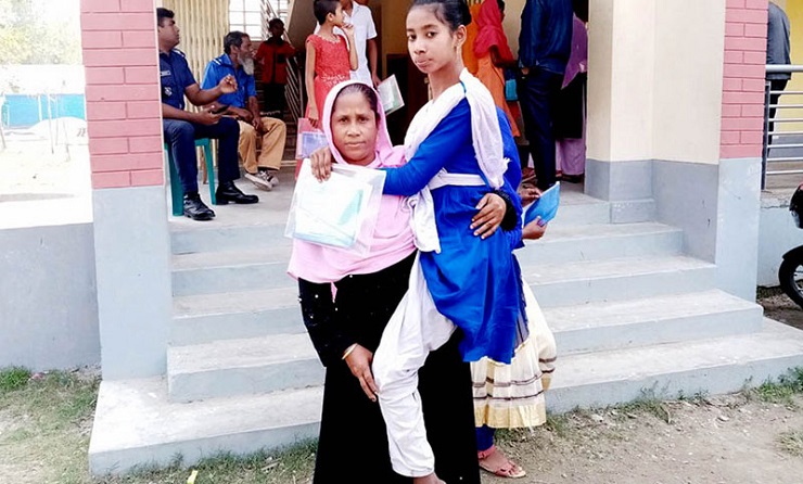 মায়ের কোলে চেপে পরীক্ষা কেন্দ্রে অদম্য সাথী