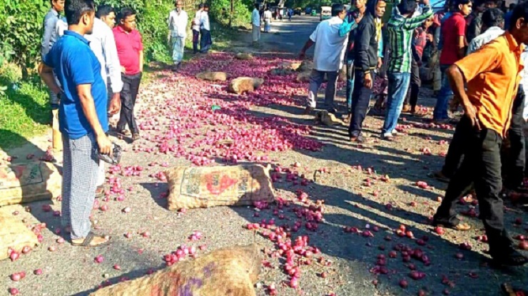 পেঁয়াজের নিচে চাপা পড়লেন দুইজন