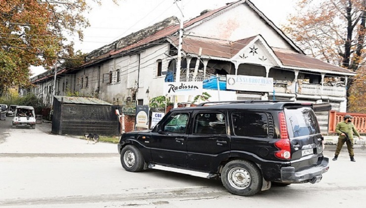 বন্দি কাশ্মীরি নেতাদের যেভাবে পেটাচ্ছে পুলিশ