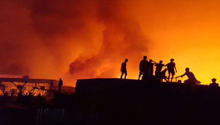 নোয়াখালীতে পুড়ে ছাই অর্ধশতাধিক দোকান