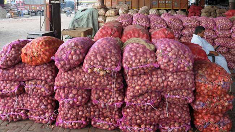 ক্রেতাশূন্য পেঁয়াজের বাজার, কমতে শুরু করেছে দাম