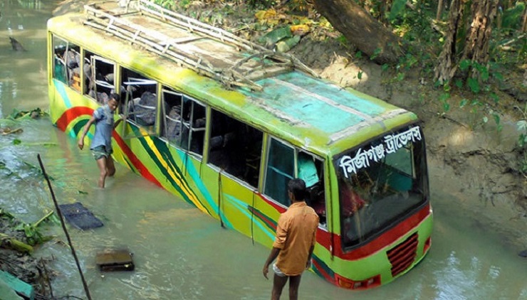 ৪০ জন যাত্রী নিয়ে গভীর খাদে বাস