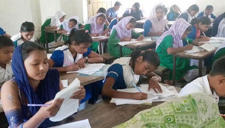 বাবার লাশ বাড়িতে রেখে পরীক্ষা কেন্দ্রে পপি