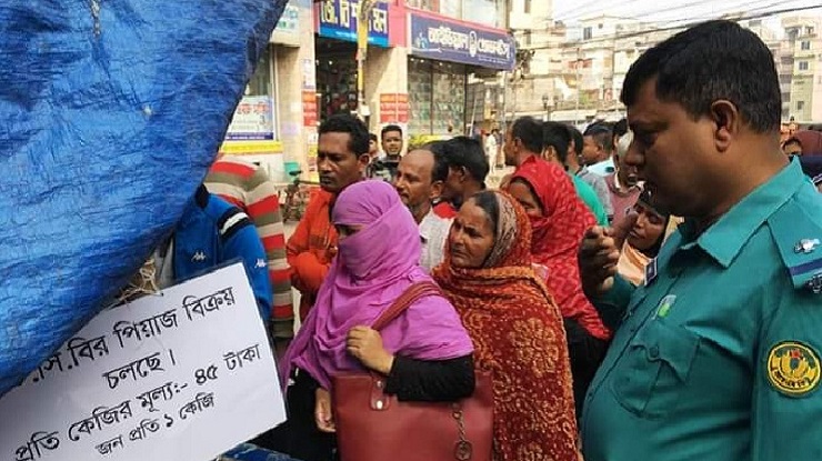 রাজশাহীতে পুলিশের পাহারায় বিক্রি হচ্ছে পেঁয়াজ