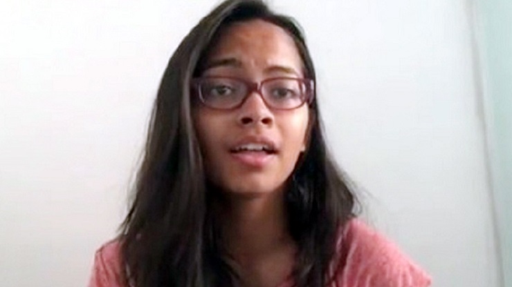 ২২ ভাষায় গান গেয়ে ভাইরাল কিশোরী (ভিডিও)