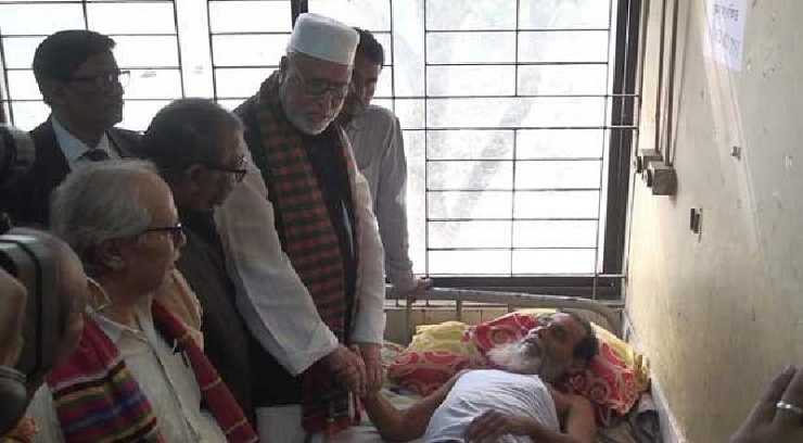মুক্তিযোদ্ধা সনদ ছিঁড়লেন ডাক্তার, ডিসির দুঃখ প্রকাশ