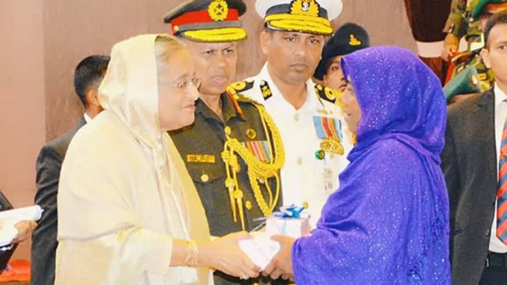 মুক্তিযোদ্ধার স্ত্রীকে প্রধানমন্ত্রীর দেয়া সেই উপহার চুরি, অতঃপরins class=