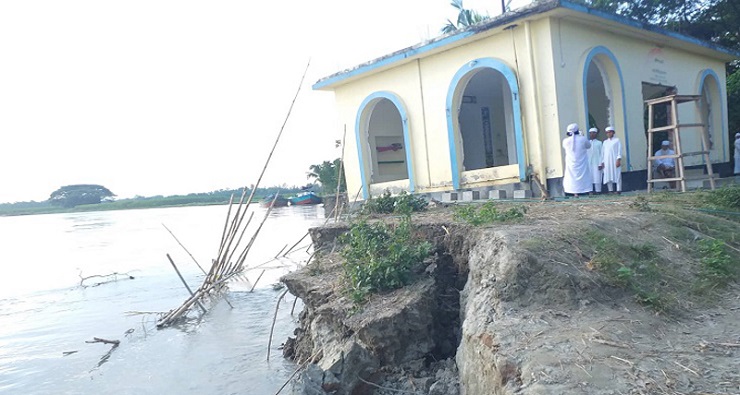 পদ্মায় হেলে পড়া মসজিদে নামাজ আদায়