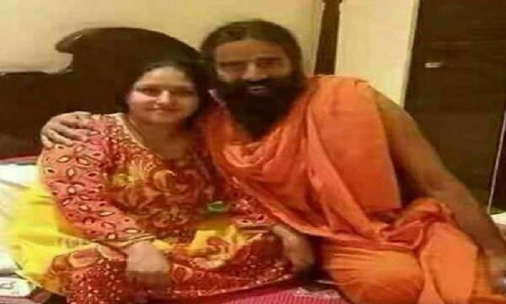নারীর সঙ্গে রামদেবের ছবি ফের ভাইরাল, ভক্তদের ব্যাপক গালিগালাজ