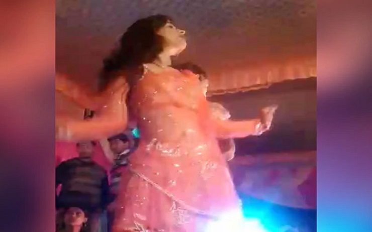 নাচ কেন থামল? বিয়ে বাড়িতেই তরুণীর মুখে গুলি