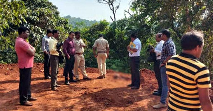 দীর্ঘদিন শয্যাশায়ী স্ত্রী, মুক্তি পেতে জীবন্ত কবর দিলেন স্বামী