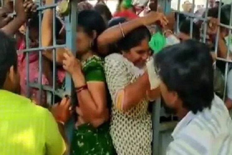২৫ টাকা কেজি শুনেই পেঁয়াজ কিনতে হুড়োহুড়ি, পদপিষ্ট বহু নারী