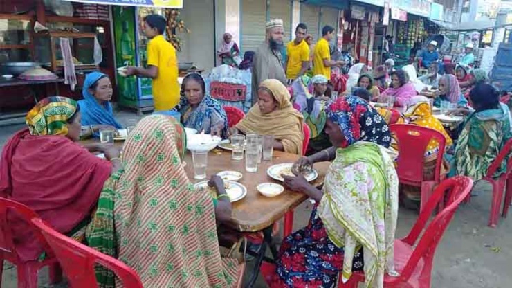 ২৫ টাকার চাকরি থেকে হোটেল মালিক, ফ্রিতে খাওয়ান গরিবদের