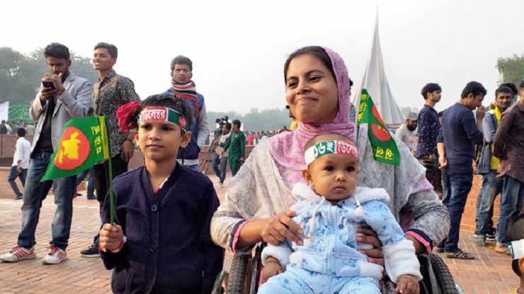 বীর শহীদদের শ্রদ্ধা জানাতে হুইল চেয়ারে সম্পা