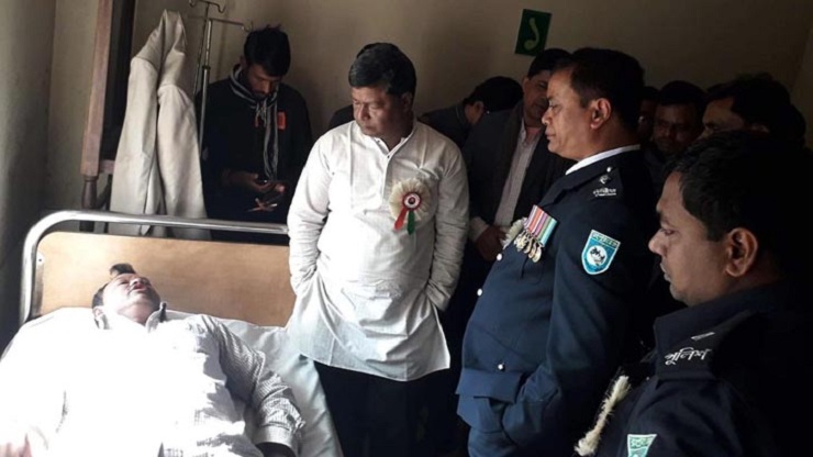 জুতা পায়ে শহীদ বেদিতে, হামলায় অধ্যক্ষ হাসপাতালে