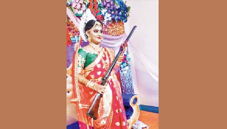 গুলি ছুঁড়ে বর বরণ কনের!