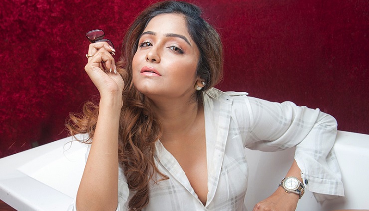 শীতেও উষ্ণতা ছড়াতে দক্ষ সায়ন্তনী