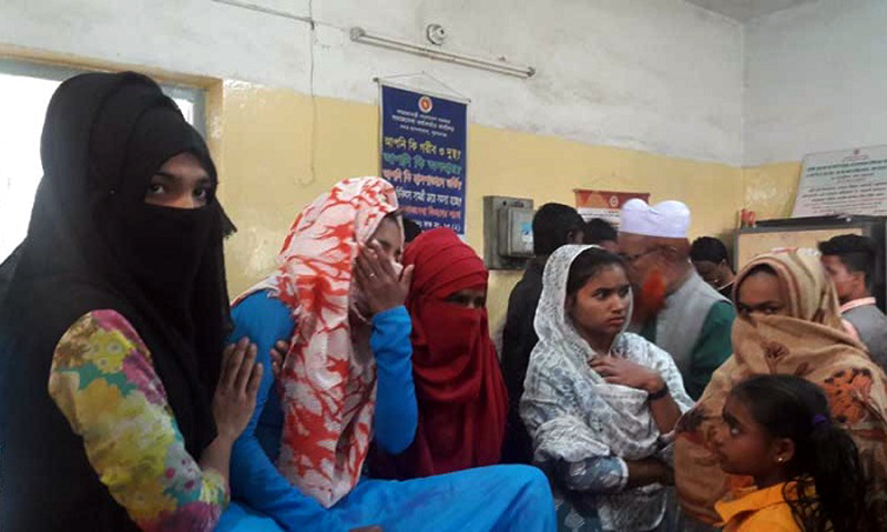 পরীক্ষায় ফেল করায় কোদাল দিয়ে পেটালেন অধ্যক্ষ