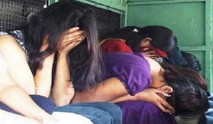 ‘এখনো নাকে লাগে অ্যালকোহল আর পুরুষের বীর্যের গন্ধ’